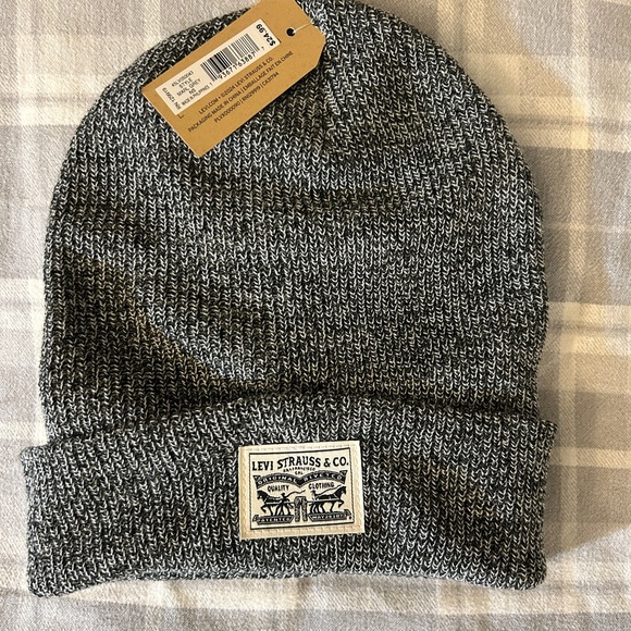 Levi’s Soft Cardigan Stitch Beanie with Logo Patch - Picture 3 of 7